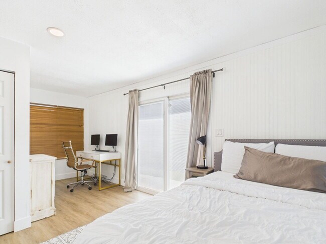 Building Photo - Tempe Gem - Fully furnished with a pool