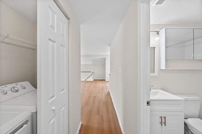 Building Photo - Condo in Woodside Square. 3Br / 1Ba Renovated. Garage.