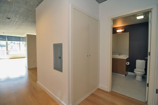 Building Photo - Chic, Urban 1 Bedroom Loft Style Condo at ...