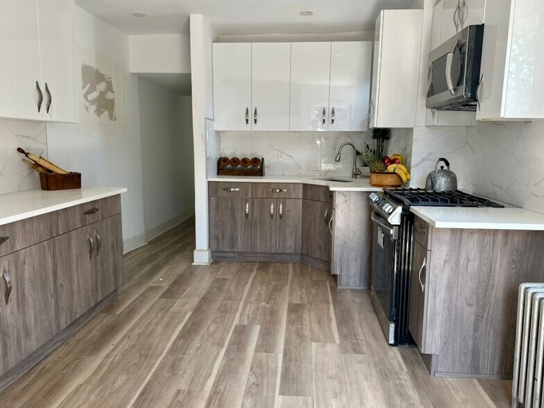 KITCHEN refurbished, new stove, refrig, microwave , in corner stainless steel Sink. - 328 High St
