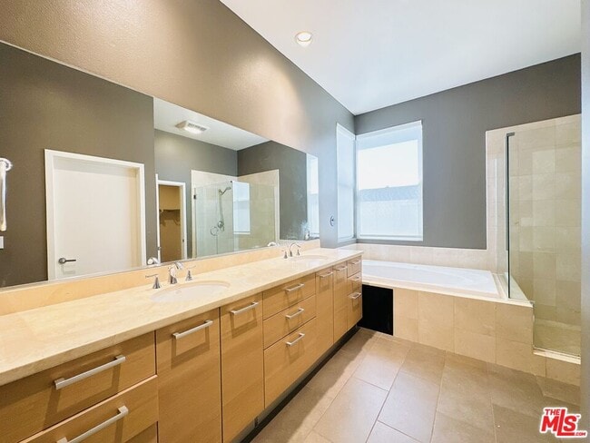 Building Photo - 6581 S Seabluff Dr
