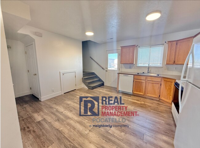 Building Photo - 3 Bedroom 1.5 Bath Apartment - 1 car garage