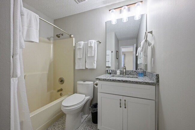 Building Photo - 10 Jill Ln