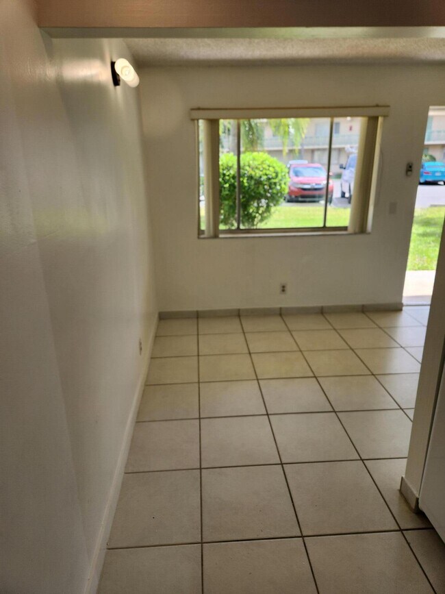 Building Photo - 600 Village Green Ct