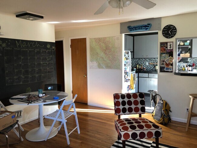 Building Photo - Adorable, Centrally Located 3 Bed/1.5 Bath Home