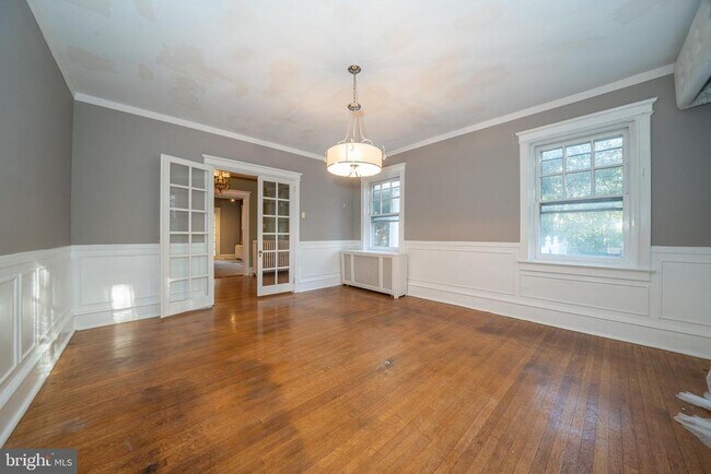 Building Photo - 709 E 20th St