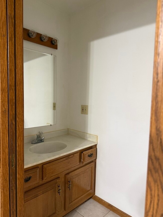 Building Photo - 315 Carriage Dr