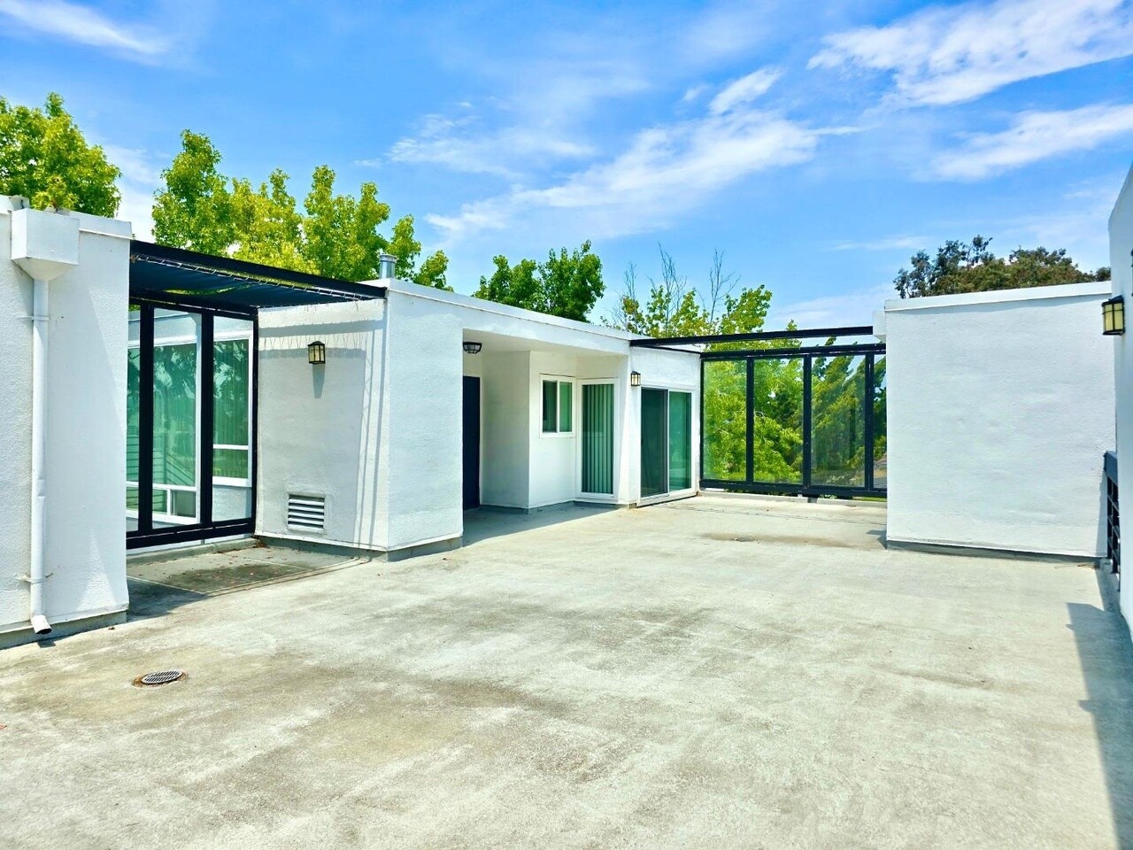 Building Photo - 1033 Shell Blvd