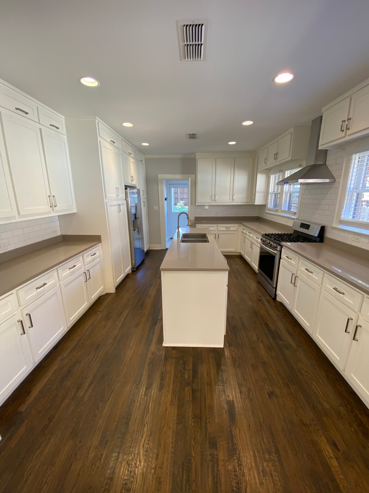 Kitchen view - 1107 N Winnetka Ave