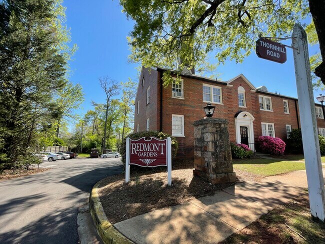 Entrance to middle parking lot (2861 Thornhill Road) - 2851 Thornhill Rd