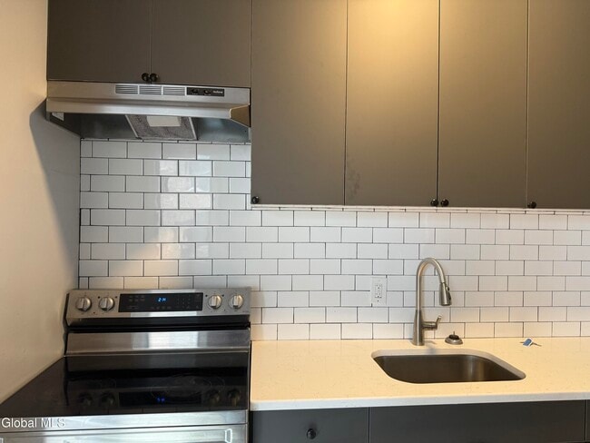 Building Photo - 5 Broadway