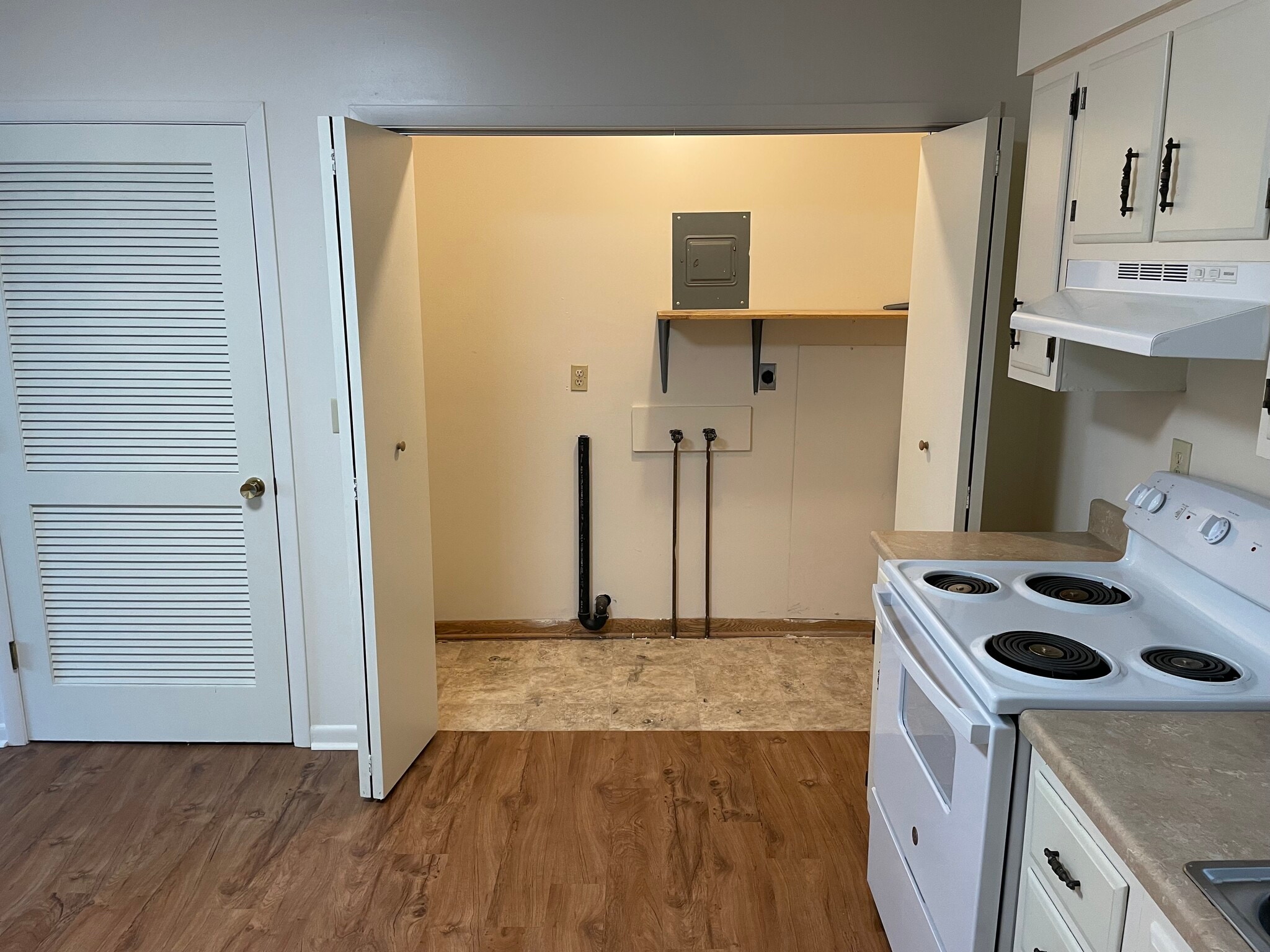 Building Photo - 204 E 9th St