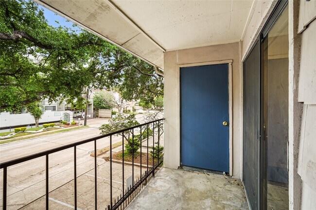 Building Photo - 1818 Augusta Dr