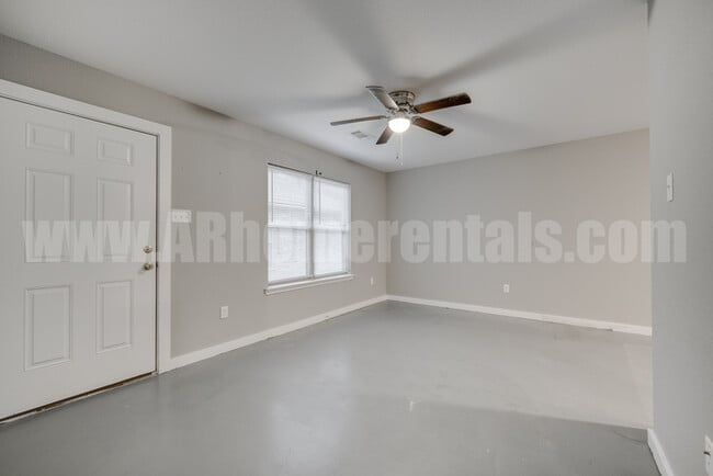 Building Photo - 707 Robins St