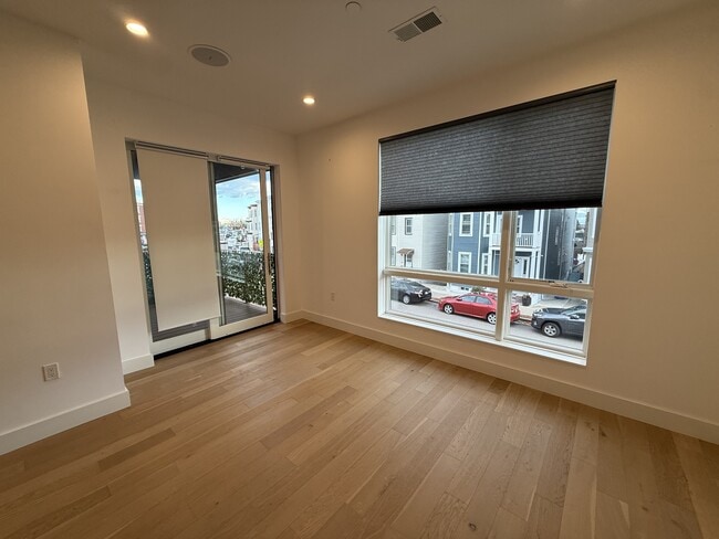 Building Photo - 946 Saratoga St