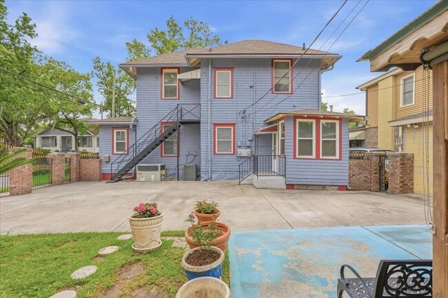 Building Photo - Spacious 2BR/1BA Lower-Level Apartment Near Downtown Savannah