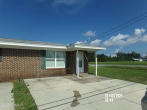 Building Photo - 1001 Russ Lake Dr