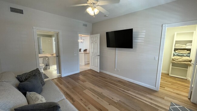 Building Photo - Furnished Short Term Rental