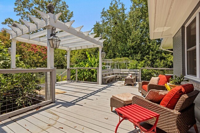 Building Photo - Gorgeous and Spacious 3 Bedroom Ranch in T...