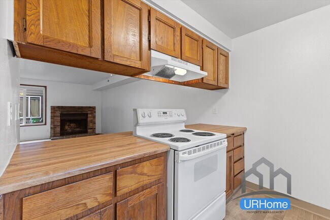 Building Photo - First Month FREE! Spacious 2BD/1.5BA Townhome in SE Portland - Move-In Ready