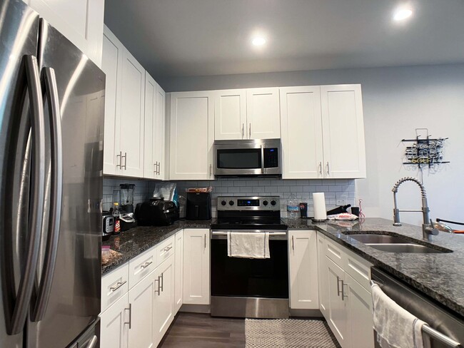 Building Photo - Porter's Lakeside - Luxury 4 Bedroom, 4 Ba...