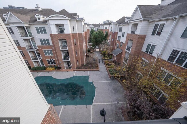 Building Photo - 300 W Elm St