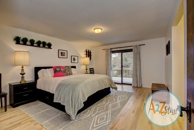 Building Photo - Executive Rental in North End Foothills