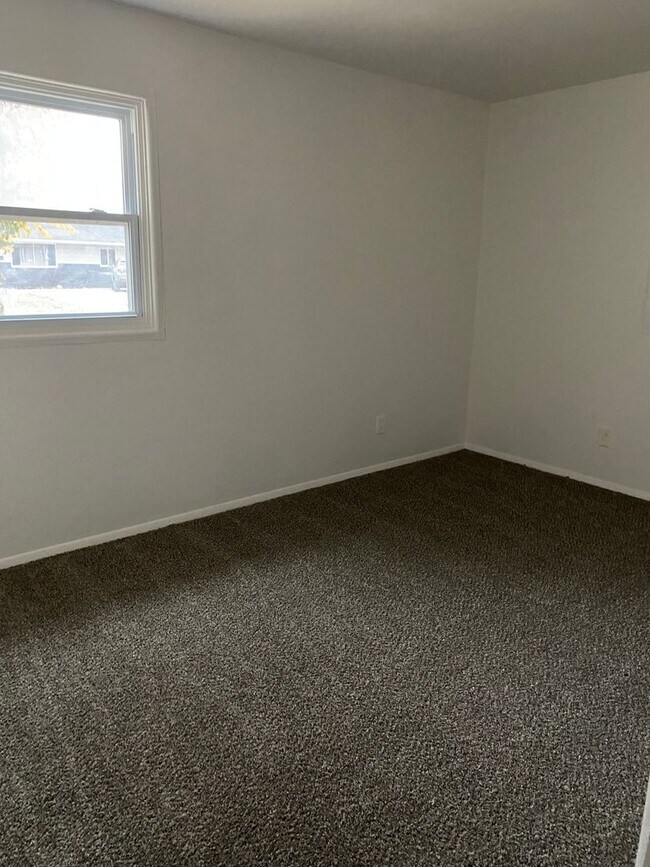 Building Photo - LIMITED TIME**NO APPLICATION FEE**1/2 OFF DEPOSIT**