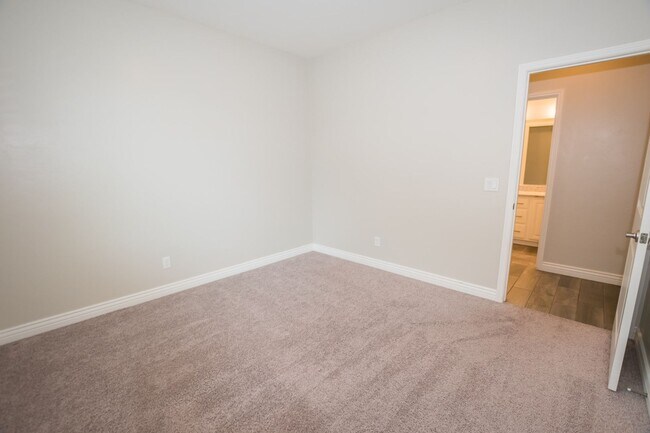 Building Photo - Executive home in The Estates at Holiday! ...