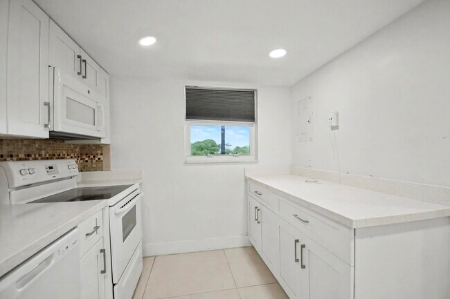 Building Photo - 10110 Boca Entrada Blvd