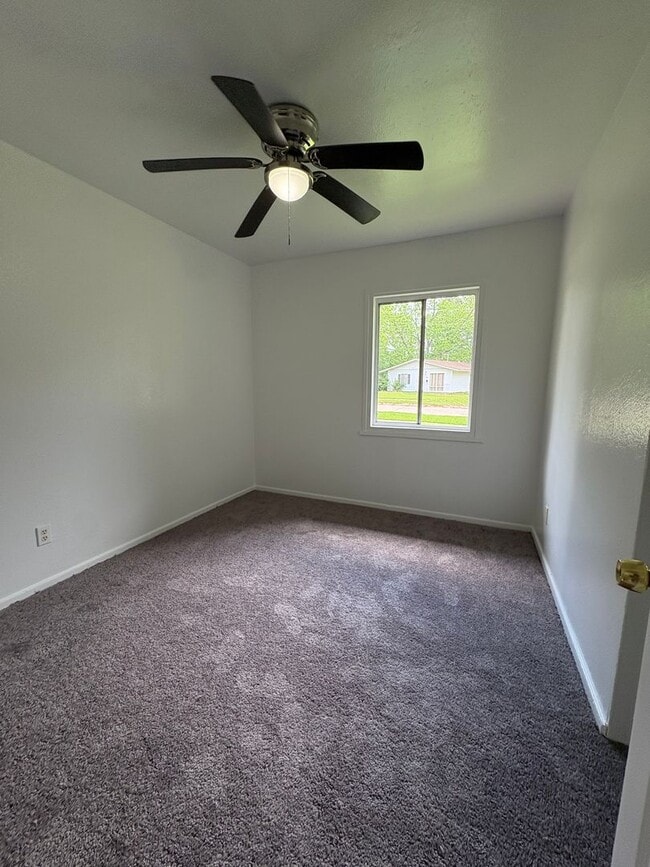 Building Photo - Amazing 3 bedroom/1 bath home with huge kitchen & Central Air/heat