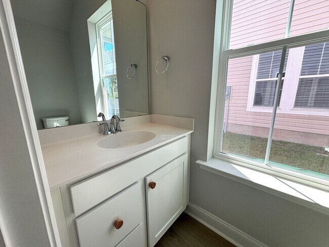 Building Photo - Beautiful 4-Bed Home in Limehouse Village ...