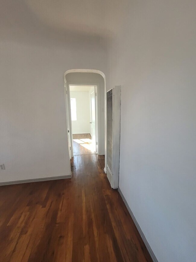 Building Photo - Ready to View!!