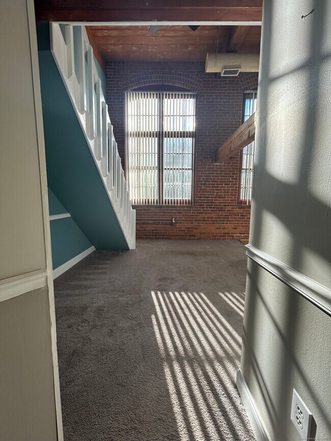 Building Photo - 839 Main St