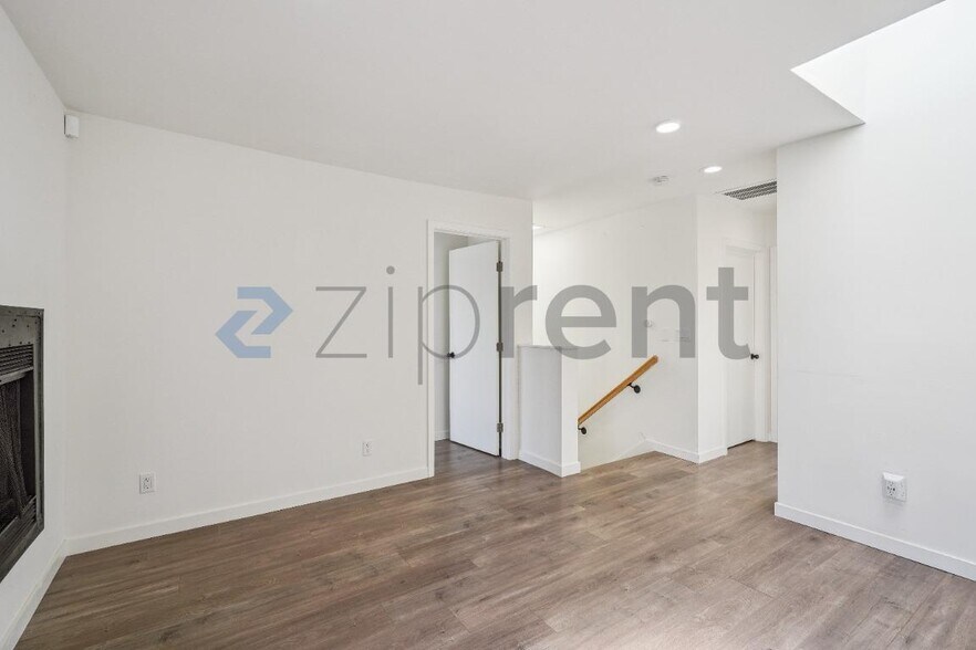 Building Photo - Unit