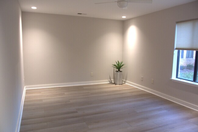 Building Photo - 11315 Commonwealth Dr