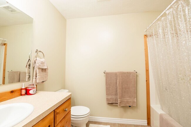 Building Photo - 3 Bedroom 2 bath home in Sugar City Idaho 2 stall garage in awesome neighborhood