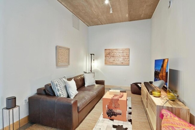 Building Photo - 345 N 6th Ave