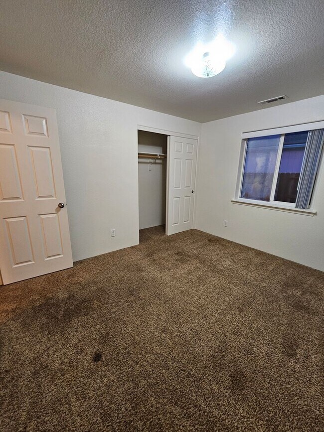 Building Photo - 3 Bedroom Home Located on Quiet Cul-De-Sac