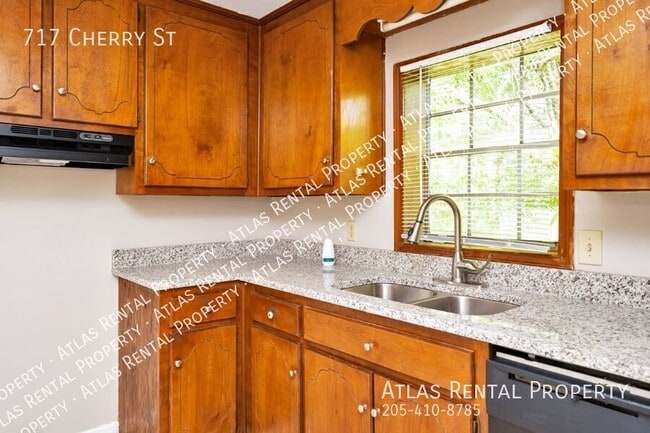 Building Photo - 717 Cherry St