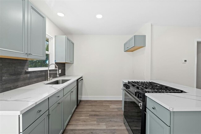 Building Photo - 9417 N Creek Dr