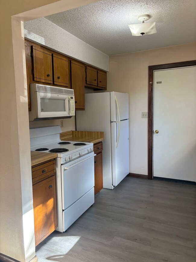 Building Photo - Quaint 2 Bedroom Duplex in Niceville!