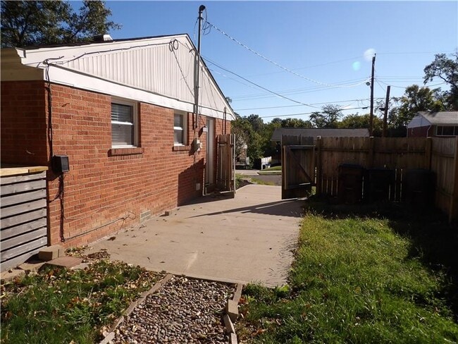 Building Photo - 122 Tracy Ln