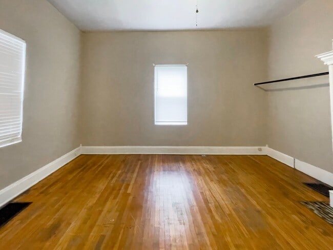 Building Photo - PRELEASING for AUGUST! Close to Campus