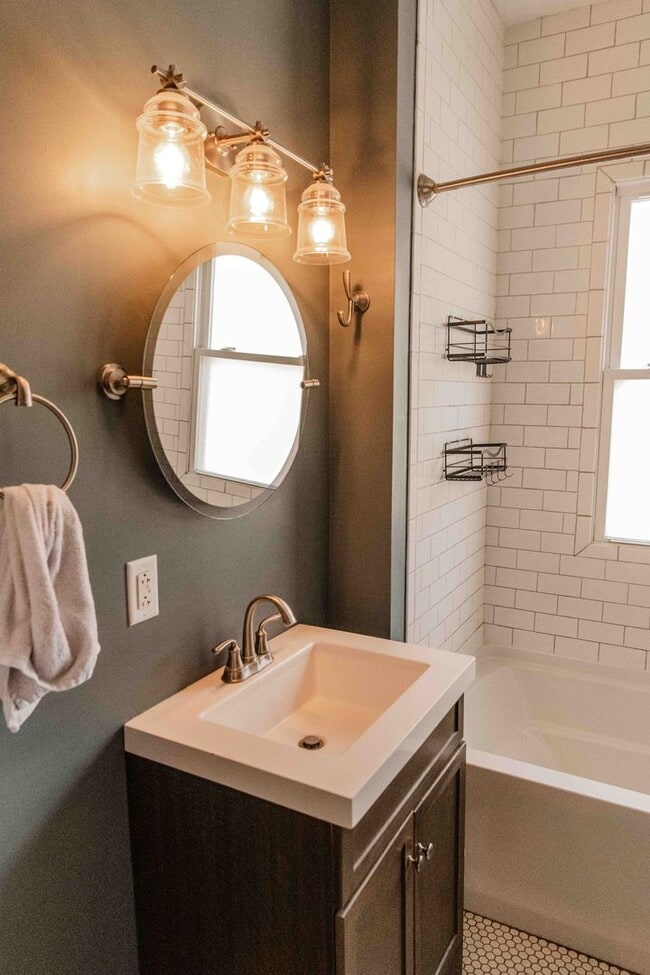 Building Photo - Charming 3 Bedroom Home with Hardwood Floo...