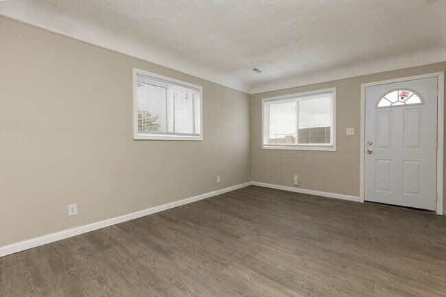 Building Photo - 564 Marquette Dr