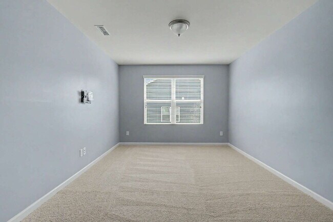 Building Photo - 5-Bedroom Home w/ Fenced-in BackYard in Knightdale