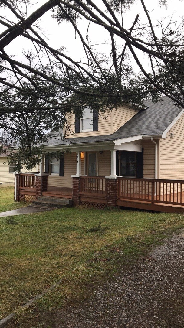 Building Photo - Radford, 4 BR / 2 BA house, Available in August