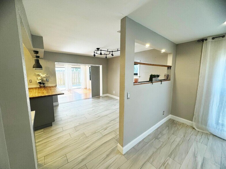 Building Photo - 321 Sandtree Dr