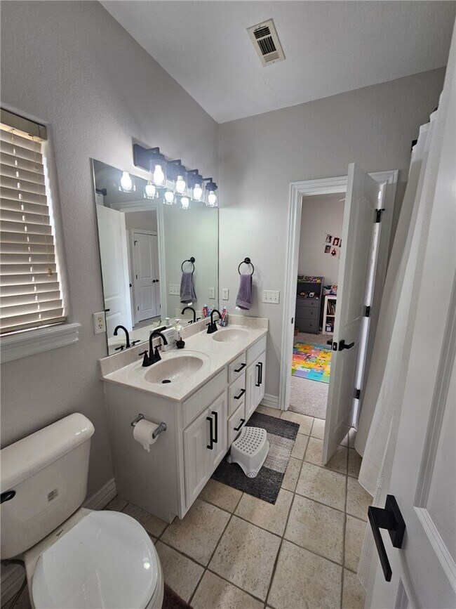 Building Photo - 3803 SW Kite Dr